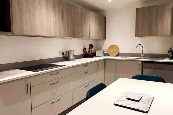 Lovely 3 Bedroom Apartment With Private Garden In Edinburgh City Centre Exterior foto